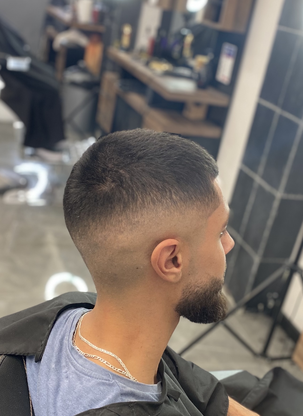 Strakke skin fade, van opzij gezien